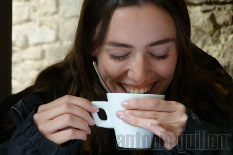Mof modelo de microstock riendo durante un descanso de la sesion mientras toma cafe